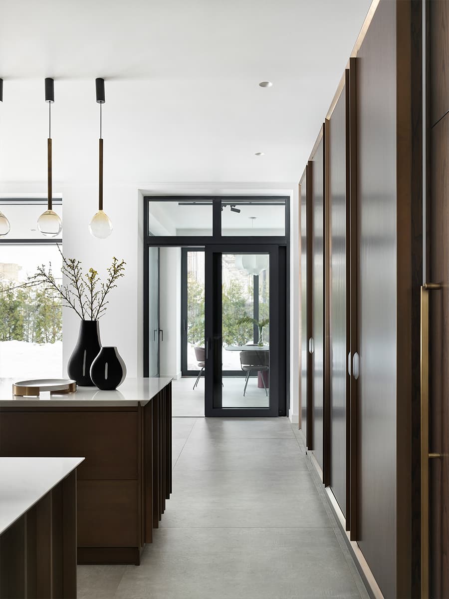 Натуральный камень в светлом и воздушном интерьере просторной виллы — проект дизайн-студии ARTHALL