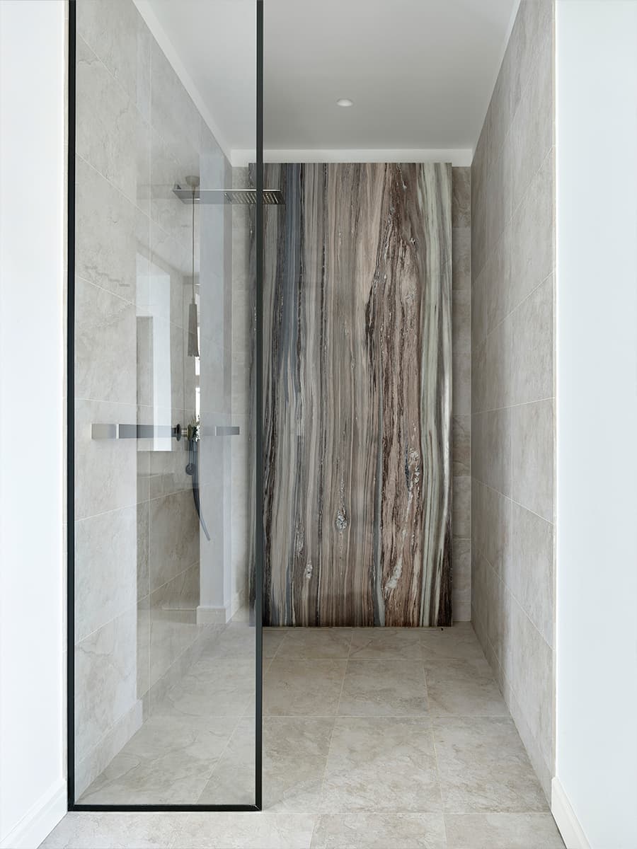 Натуральный камень в светлом и воздушном интерьере просторной виллы — проект дизайн-студии ARTHALL