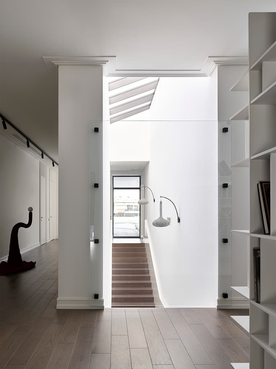 Натуральный камень в светлом и воздушном интерьере просторной виллы — проект дизайн-студии ARTHALL