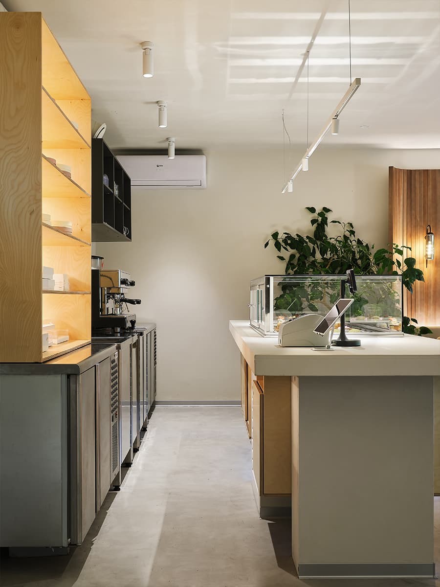 Теплый интерьер кондитерской с уютной зоной посадки — проект Валентины Агекиной