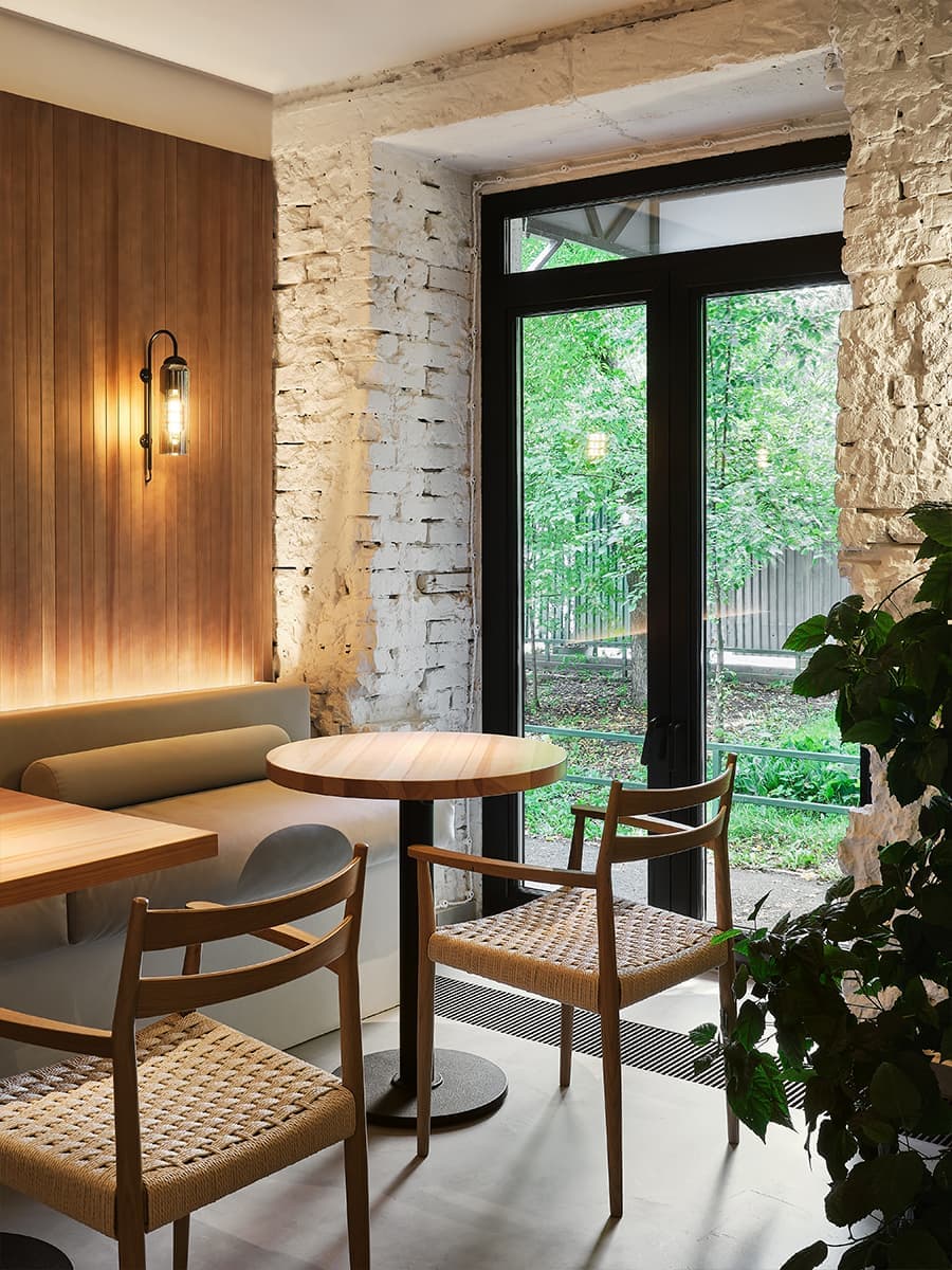 Теплый интерьер кондитерской с уютной зоной посадки — проект Валентины Агекиной