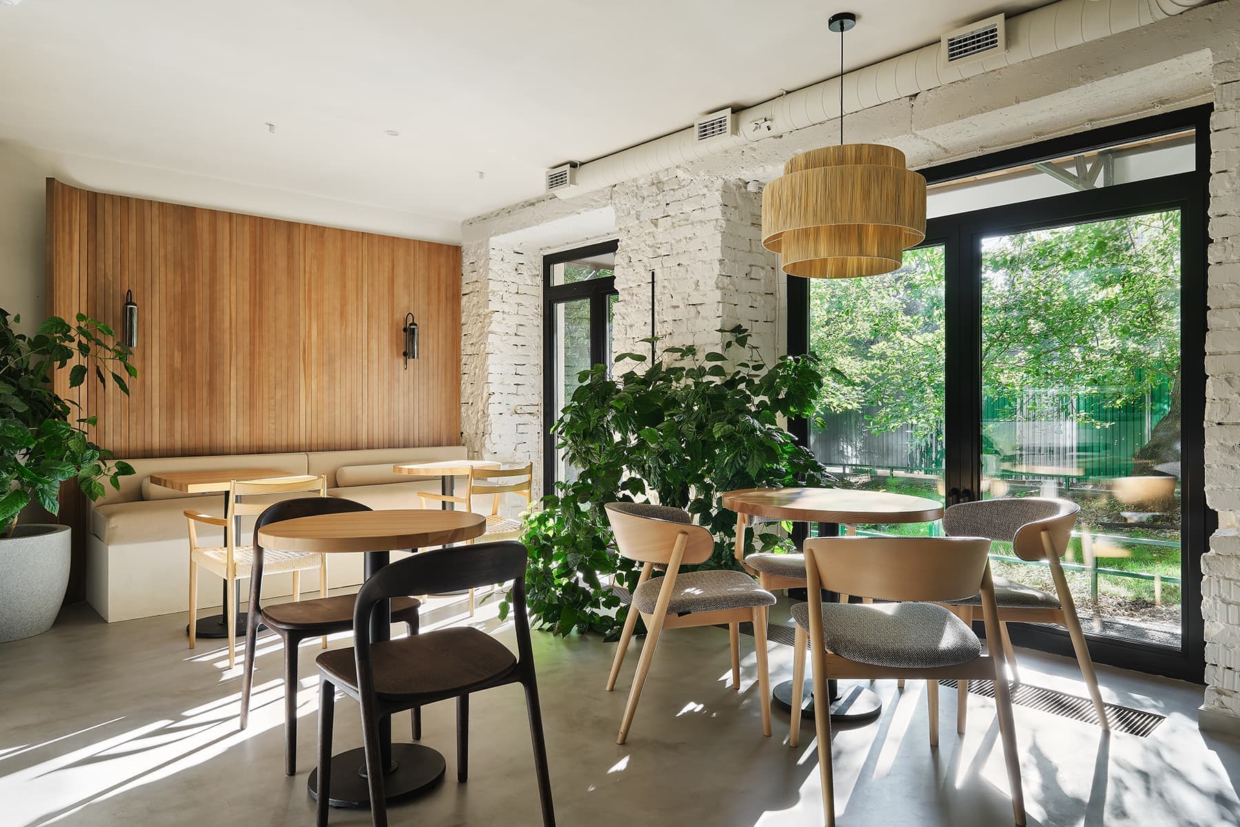 Теплый интерьер кондитерской с уютной зоной посадки — проект Валентины Агекиной