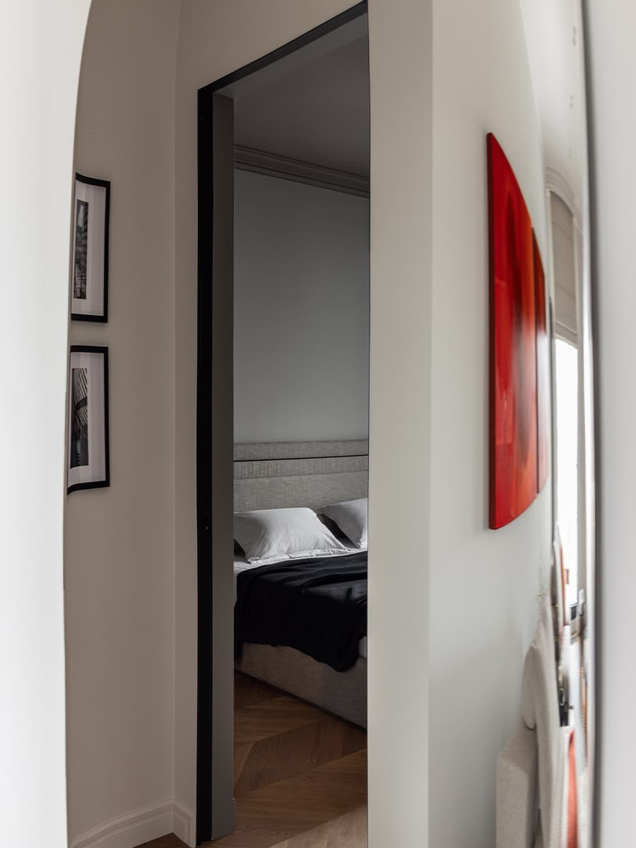 Интерьер отпускной квартиры с акцентами в фирменном оттенке Hermès — проект ADDAtelier