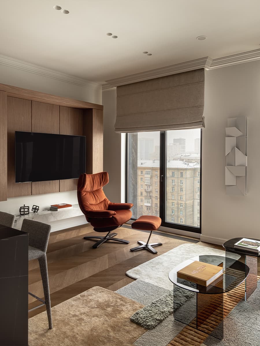 Интерьер отпускной квартиры с акцентами в фирменном оттенке Hermès — проект ADDAtelier