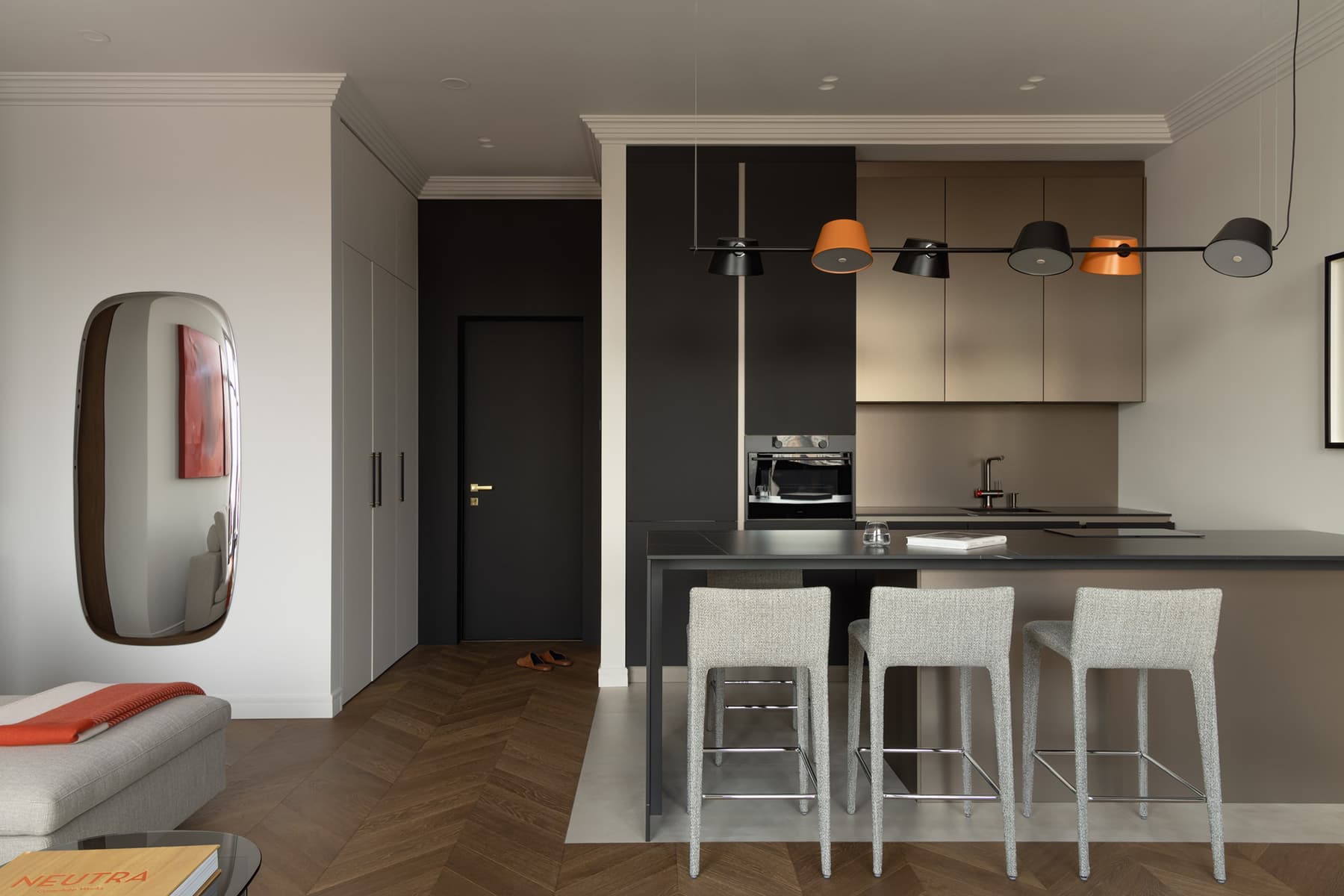 Интерьер отпускной квартиры с акцентами в фирменном оттенке Hermès — проект ADDAtelier