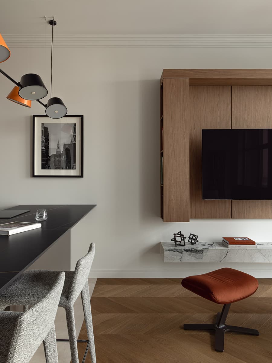 Интерьер отпускной квартиры с акцентами в фирменном оттенке Hermès — проект ADDAtelier