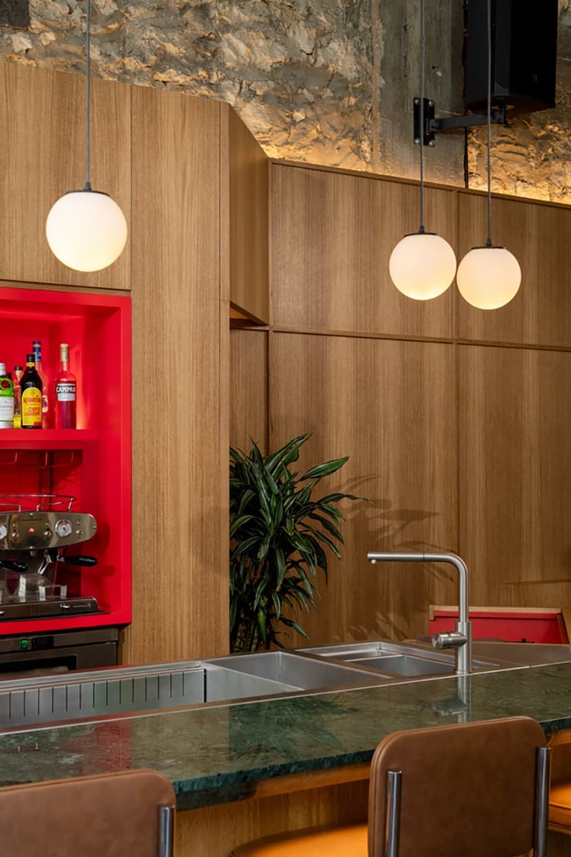 Грубый камень и яркие предметы мебели в интерьере ливанского ресторана — проект Atelier130