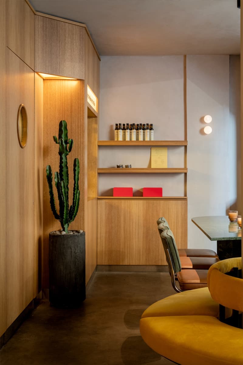 Грубый камень и яркие предметы мебели в интерьере ливанского ресторана — проект Atelier130