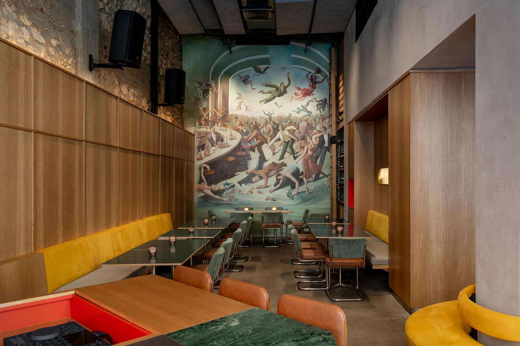 Грубый камень и яркие предметы мебели в интерьере ливанского ресторана — проект Atelier130