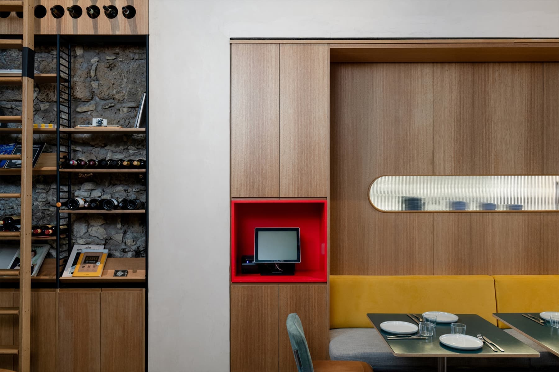 Грубый камень и яркие предметы мебели в интерьере ливанского ресторана — проект Atelier130