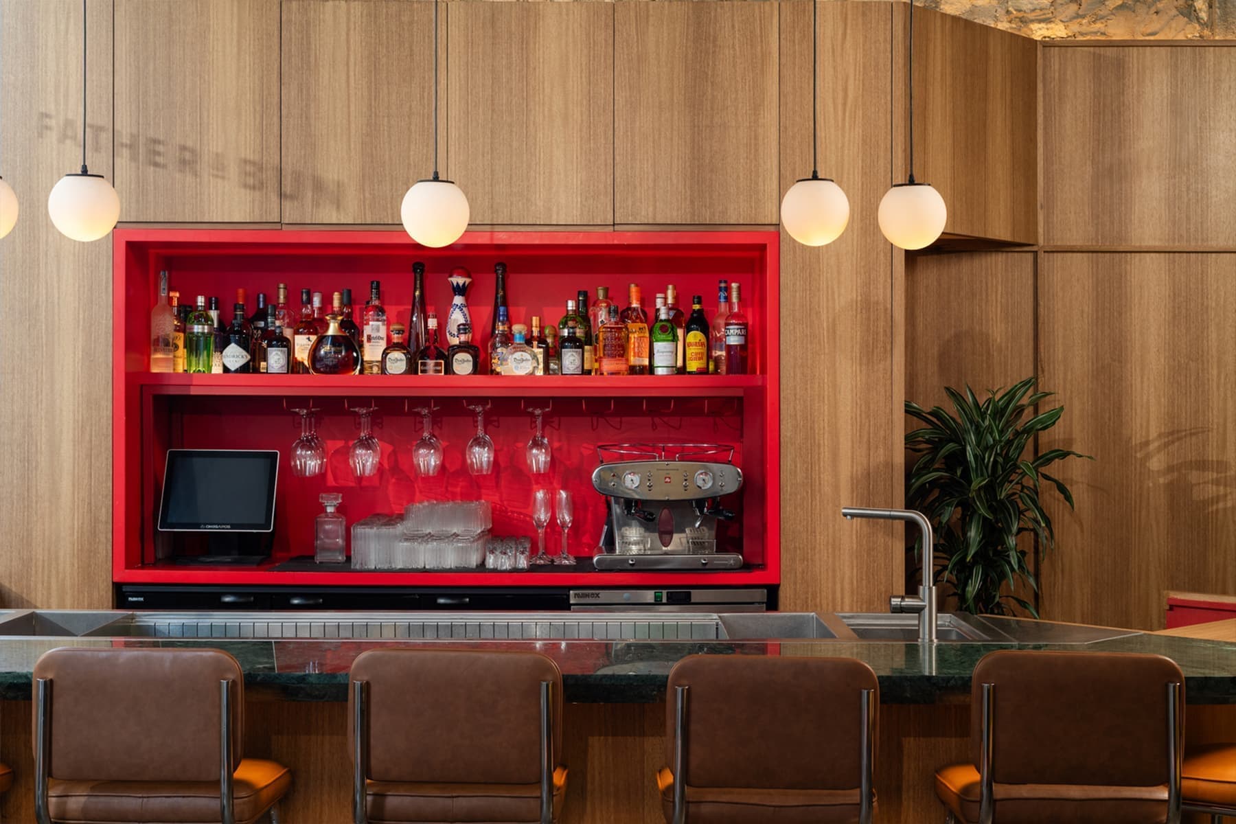 Грубый камень и яркие предметы мебели в интерьере ливанского ресторана — проект Atelier130