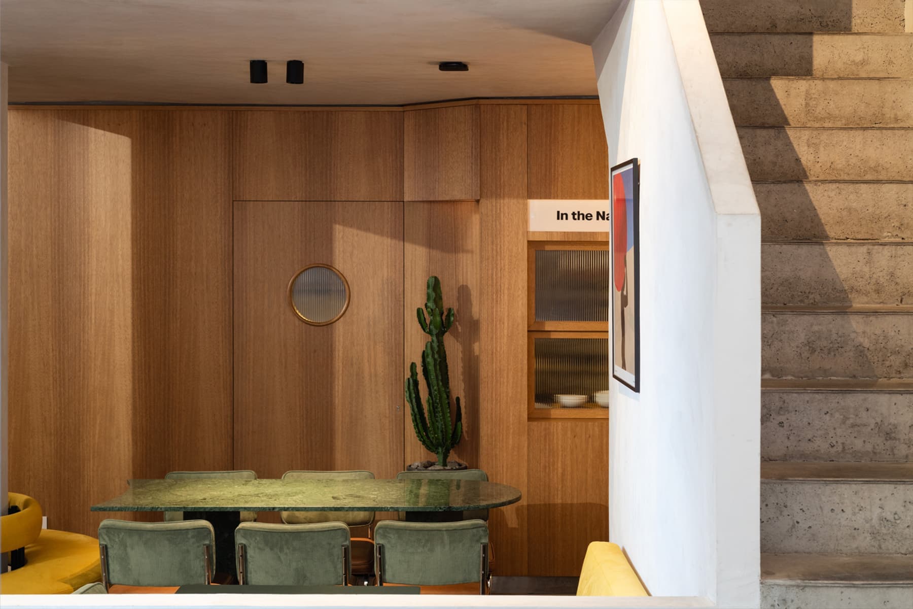 Грубый камень и яркие предметы мебели в интерьере ливанского ресторана — проект Atelier130