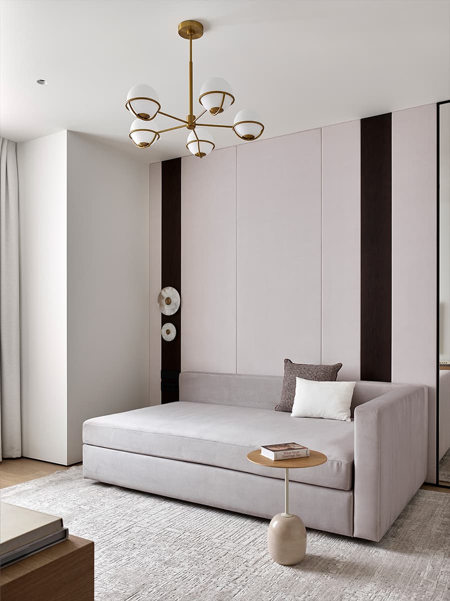 Зеркальные поверхности и спокойные тона в интерьере квартиры для большой семьи — проект Planka Buro