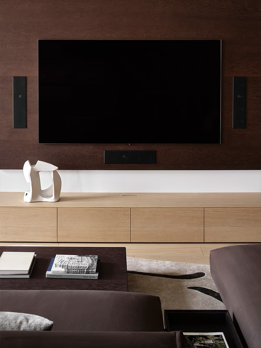 Зеркальные поверхности и спокойные тона в интерьере квартиры для большой семьи — проект Planka Buro