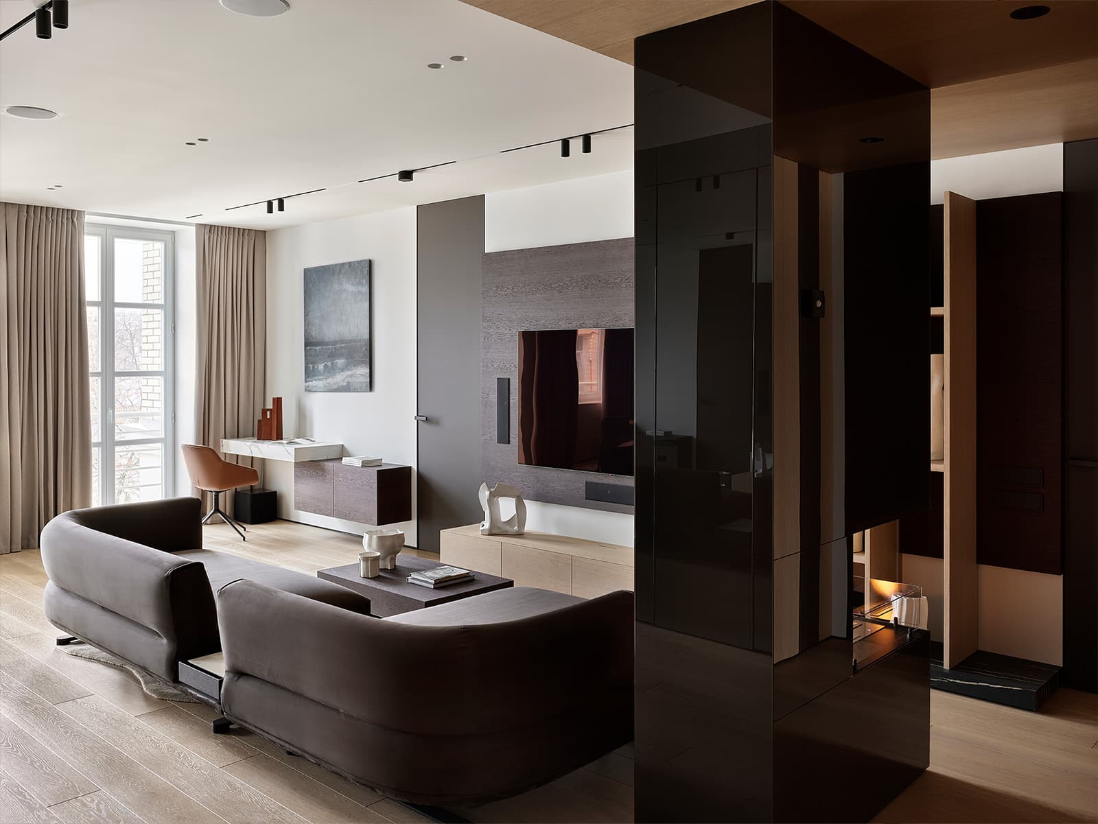 Зеркальные поверхности и спокойные тона в интерьере квартиры для большой семьи — проект Planka Buro