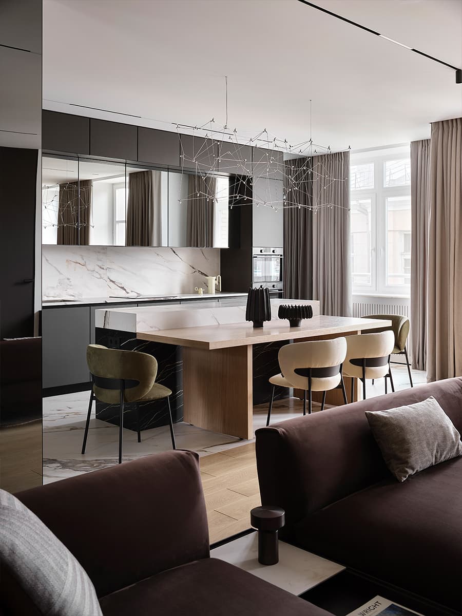 Зеркальные поверхности и спокойные тона в интерьере квартиры для большой семьи — проект Planka Buro