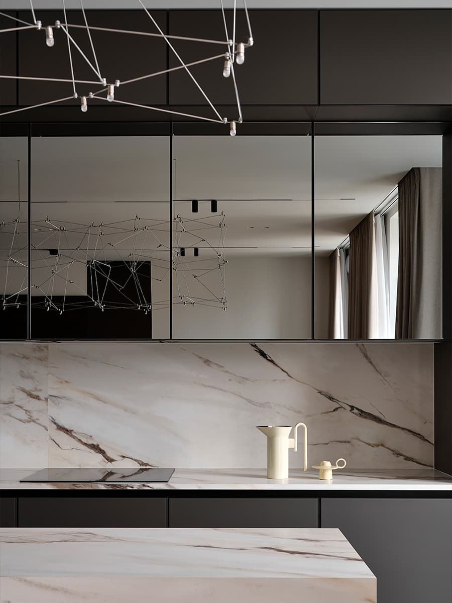 Зеркальные поверхности и спокойные тона в интерьере квартиры для большой семьи — проект Planka Buro