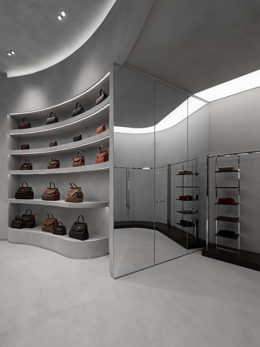 Мономатериал в сдержанном и брутальном интерьере шоурума — проект Александры Бурмистровой