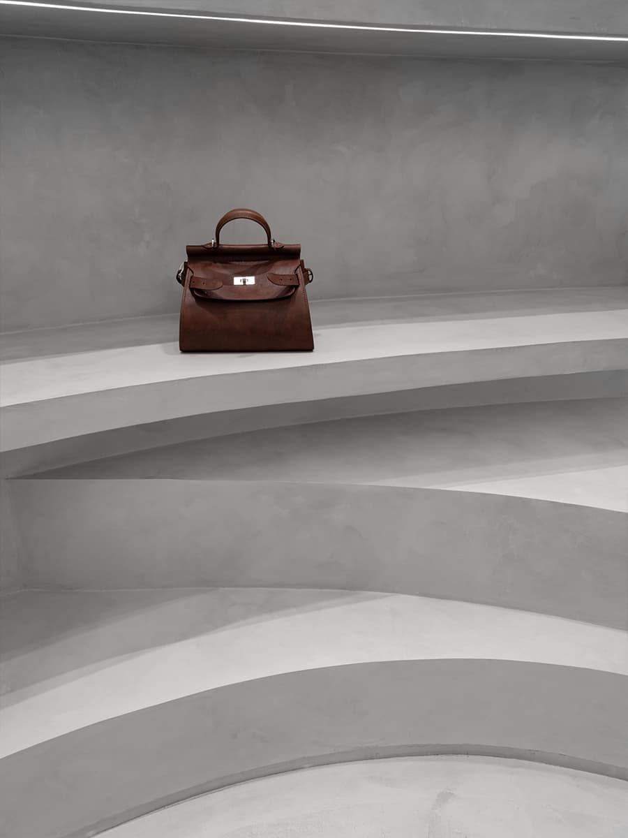 Мономатериал в сдержанном и брутальном интерьере шоурума — проект Александры Бурмистровой