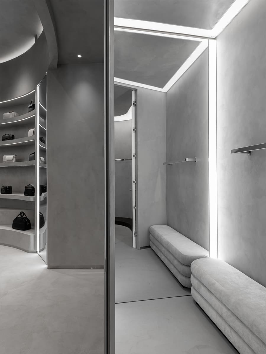 Мономатериал в сдержанном и брутальном интерьере шоурума — проект Александры Бурмистровой