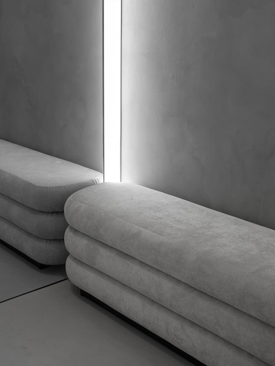 Мономатериал в сдержанном и брутальном интерьере шоурума — проект Александры Бурмистровой