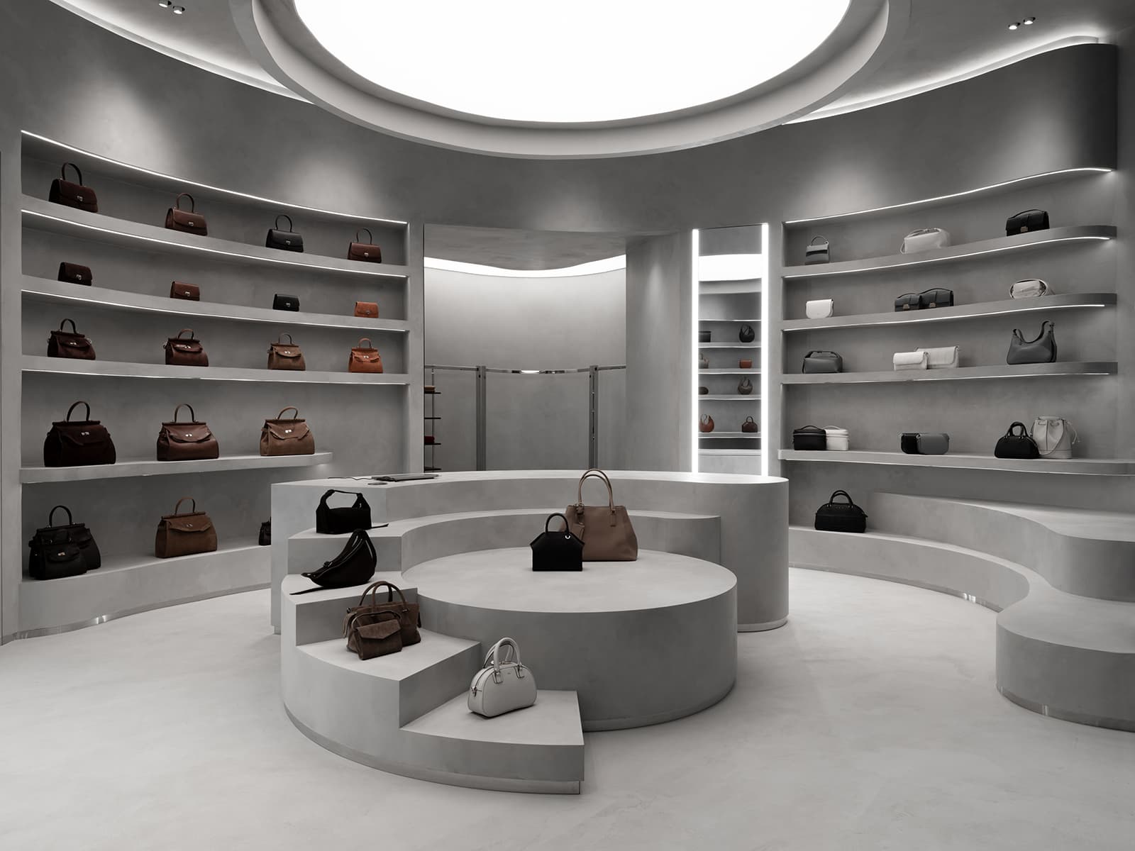 Мономатериал в сдержанном и брутальном интерьере шоурума — проект Александры Бурмистровой