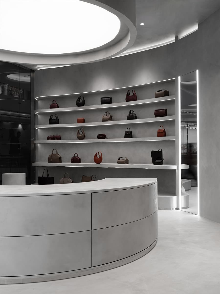 Мономатериал в сдержанном и брутальном интерьере шоурума — проект Александры Бурмистровой