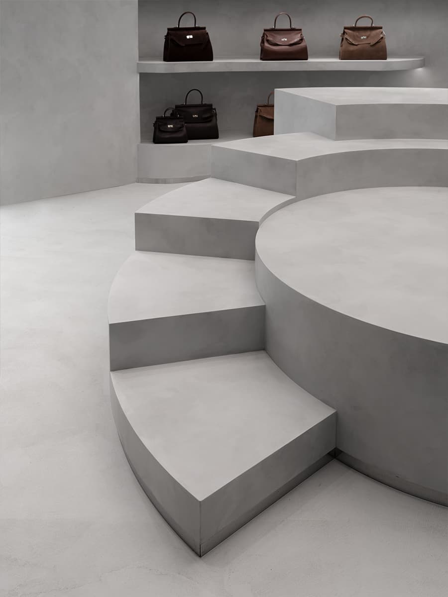 Мономатериал в сдержанном и брутальном интерьере шоурума — проект Александры Бурмистровой