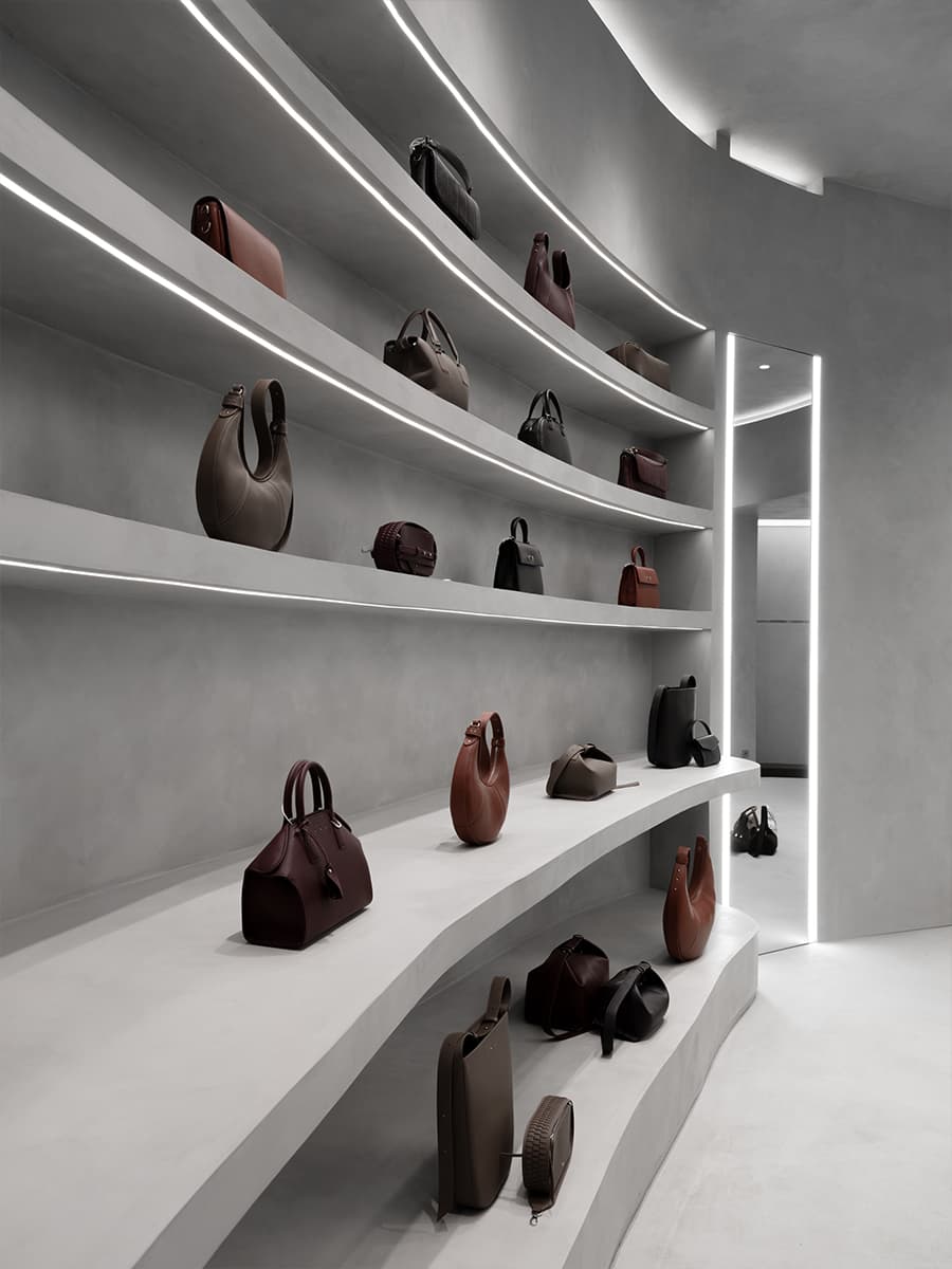 Мономатериал в сдержанном и брутальном интерьере шоурума — проект Александры Бурмистровой w3