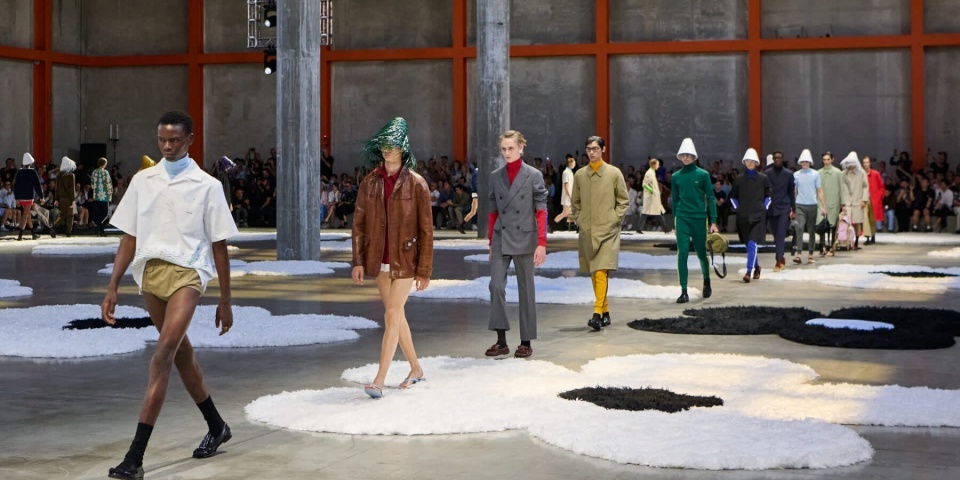 Студия AMO дополнила показ Prada коврами в виде цветов