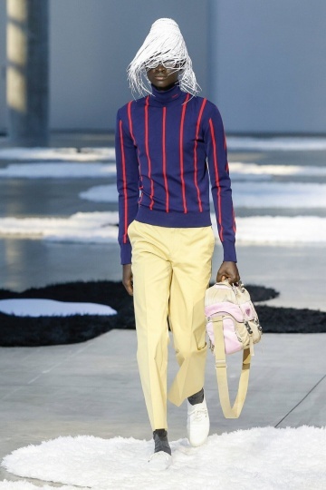 Студия AMO дополнила показ Prada коврами в виде цветов