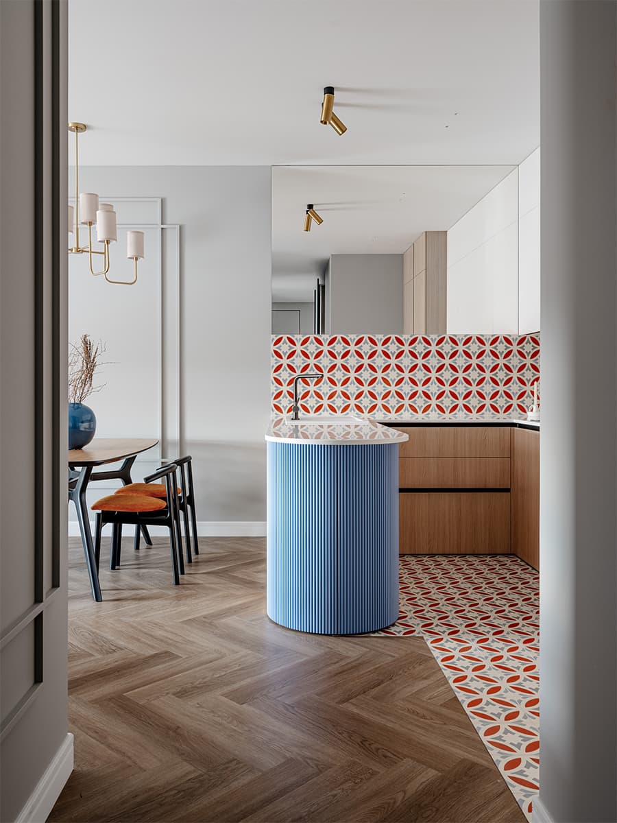 Цветовое зонирование и большая кухня в интерьере квартиры под сдачу в аренду — проект Галины Кобан