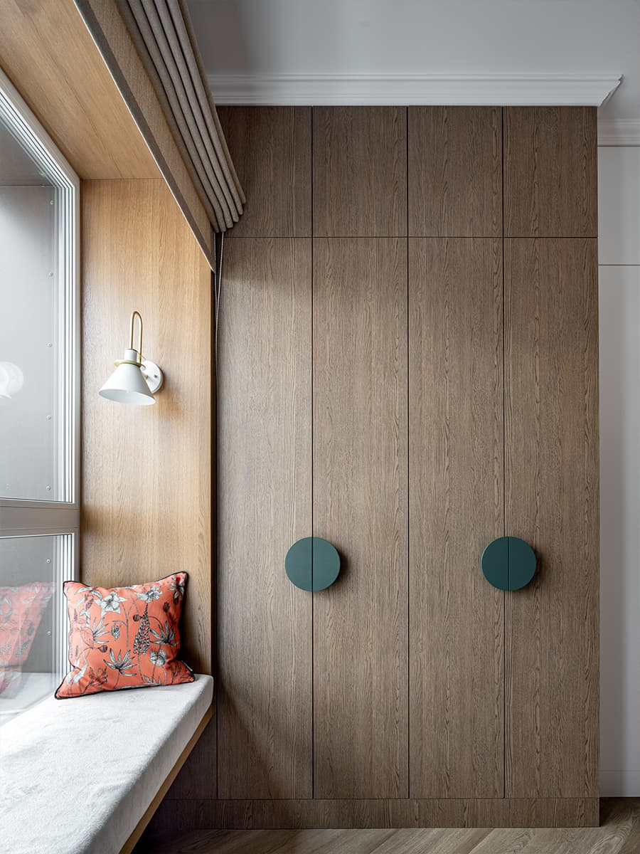 Цветовое зонирование и большая кухня в интерьере квартиры под сдачу в аренду — проект Галины Кобан