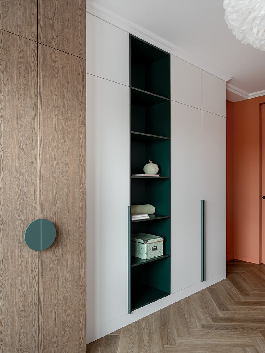 Цветовое зонирование и большая кухня в интерьере квартиры под сдачу в аренду — проект Галины Кобан