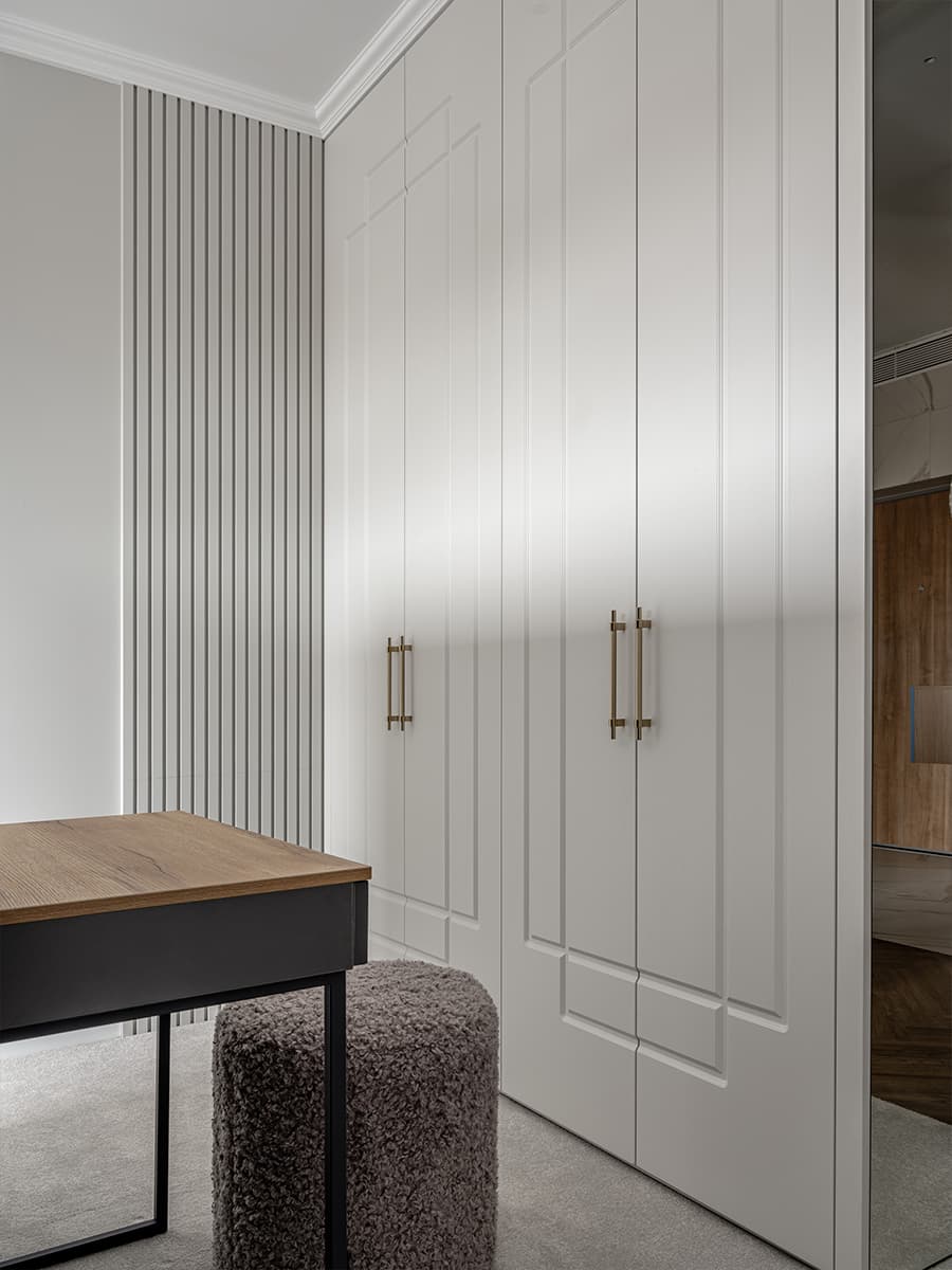 Цветовое зонирование и большая кухня в интерьере квартиры под сдачу в аренду — проект Галины Кобан