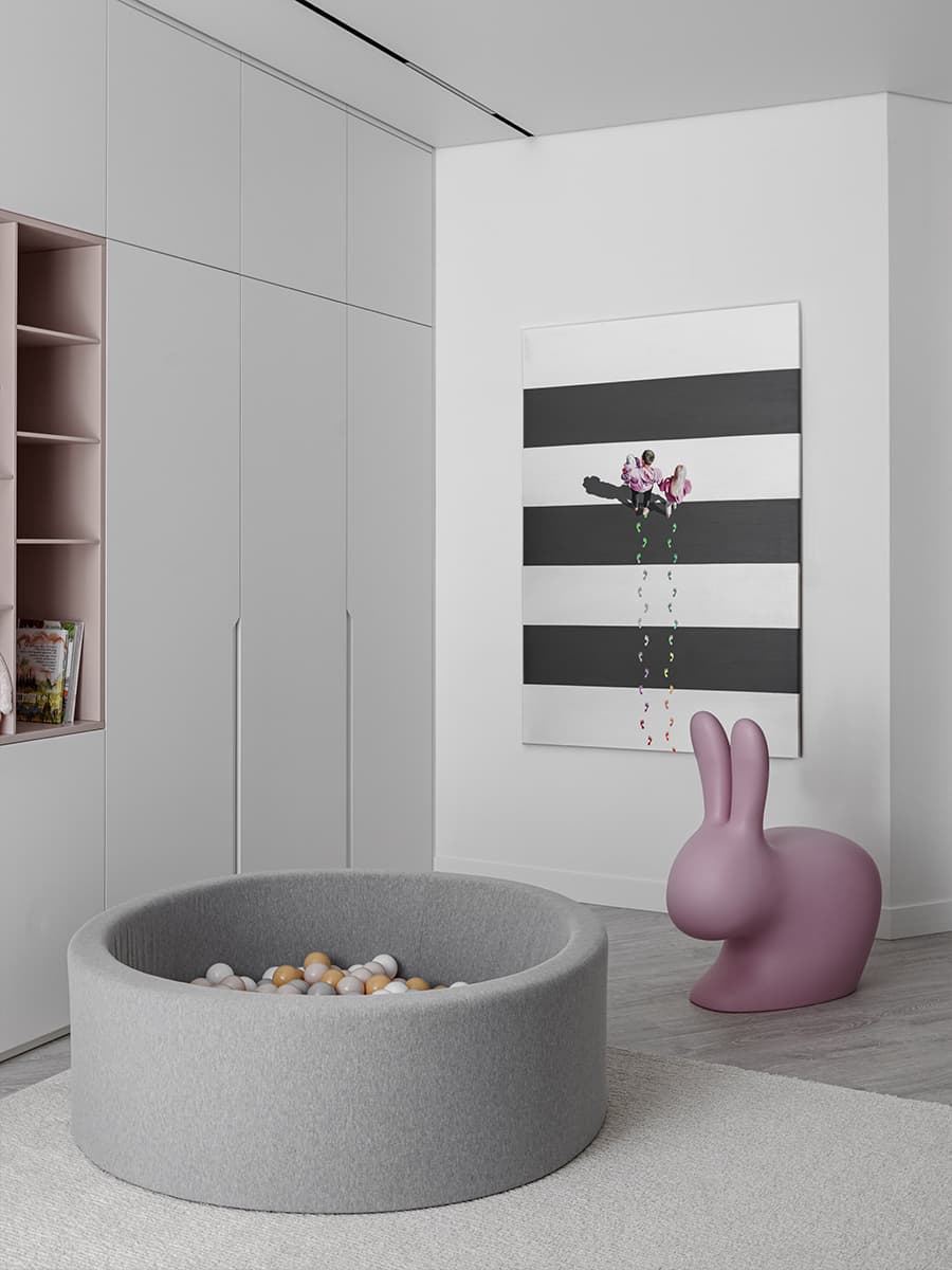 Монохромный интерьер минской квартиры без визуального шума — проект Анны Романчик