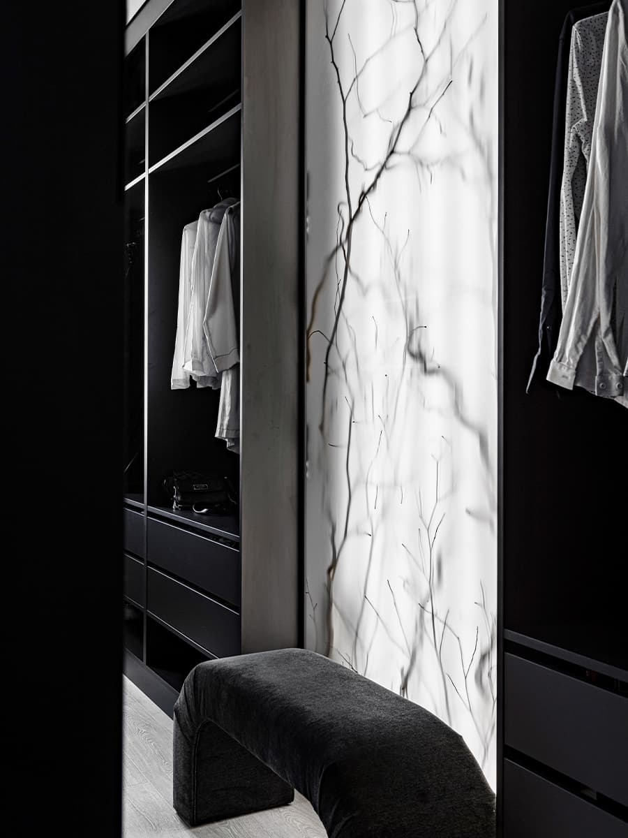 Монохромный интерьер минской квартиры без визуального шума — проект Анны Романчик