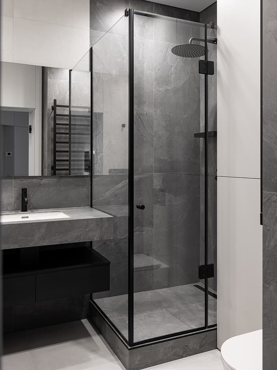 Монохромный интерьер минской квартиры без визуального шума — проект Анны Романчик