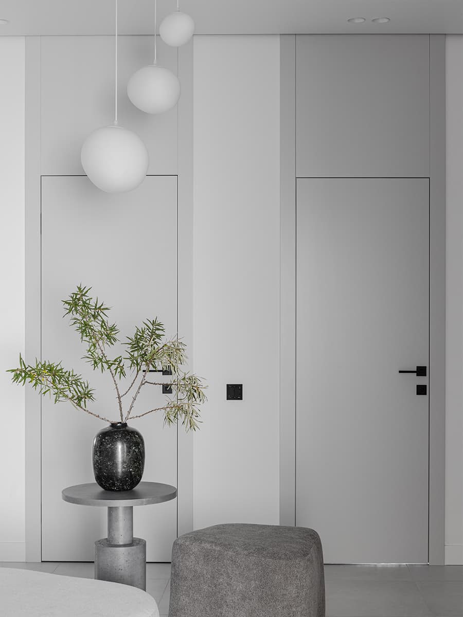 Монохромный интерьер минской квартиры без визуального шума — проект Анны Романчик