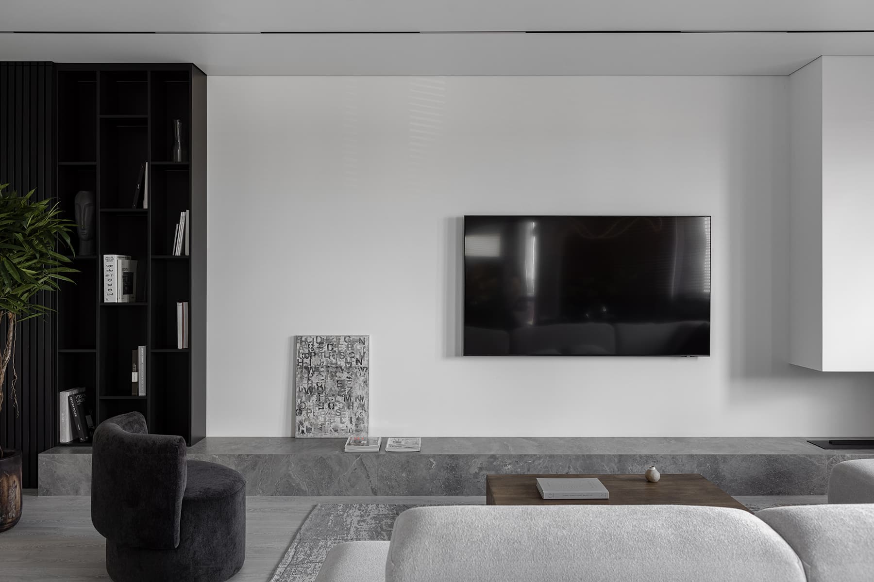 Монохромный интерьер минской квартиры без визуального шума — проект Анны Романчик