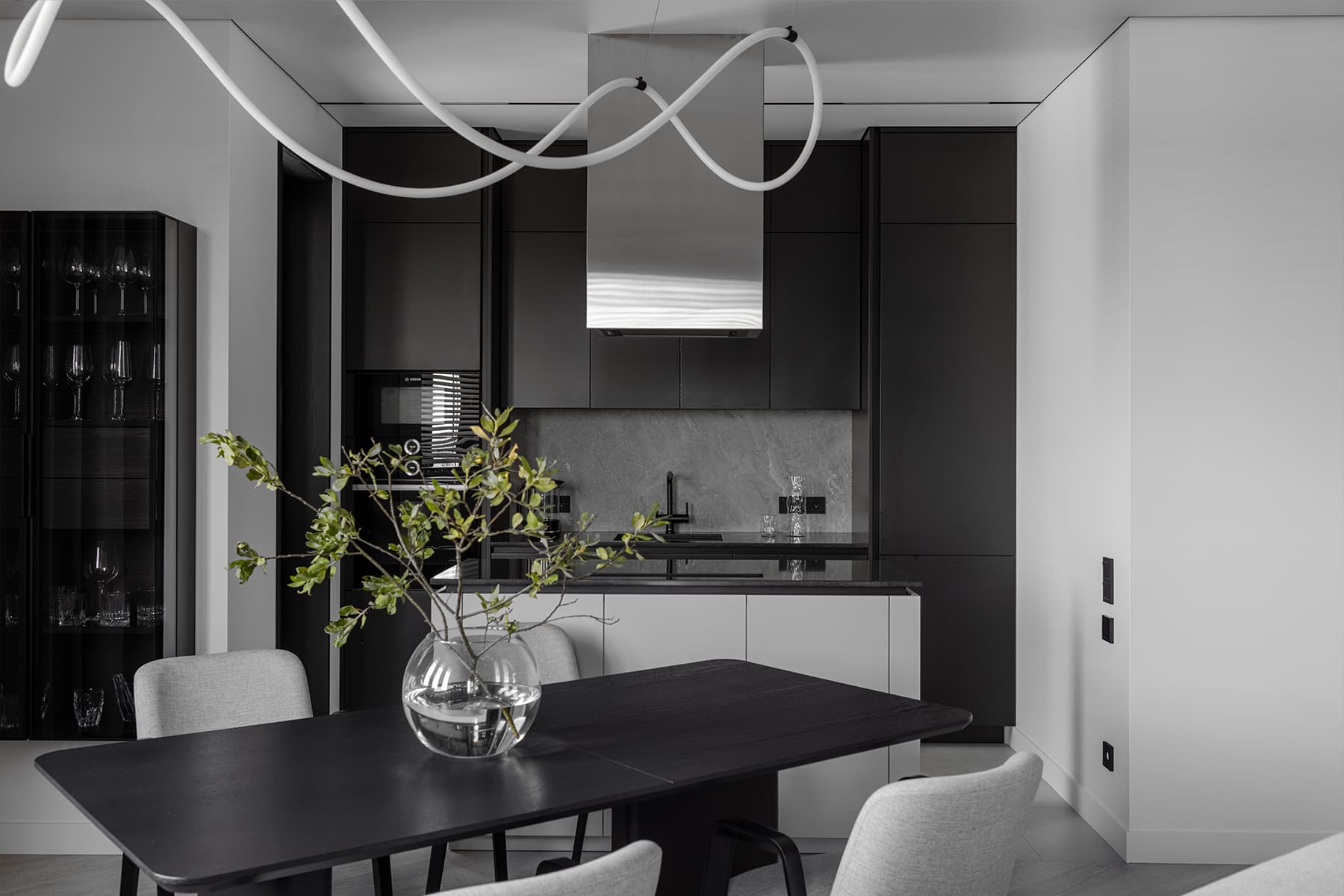 Монохромный интерьер минской квартиры без визуального шума — проект Анны Романчик w3