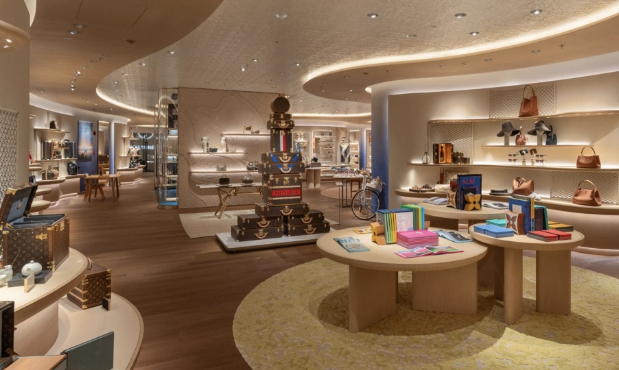 В Шанхае открылся бутик Louis Vuitton в форме круизного лайнера