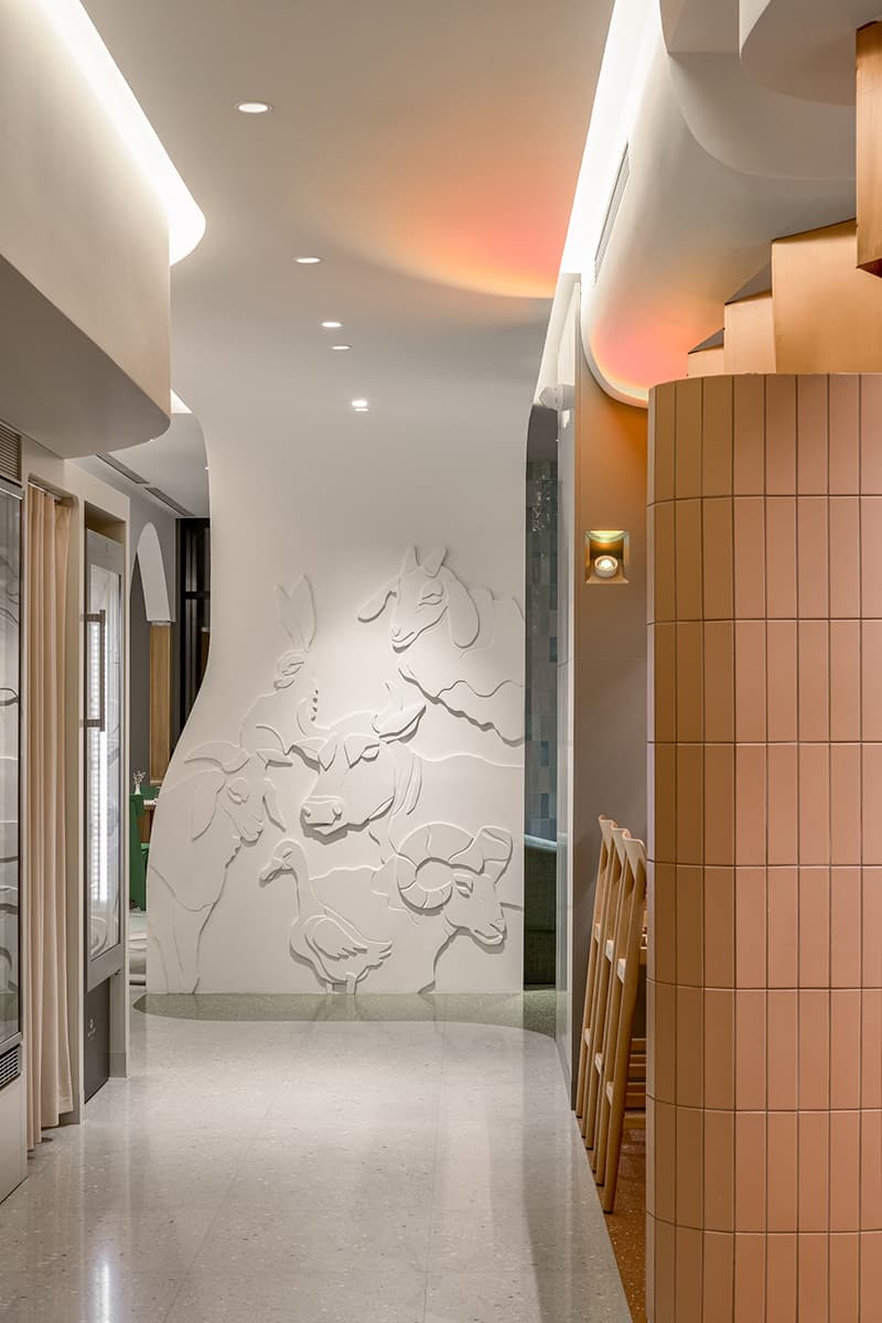 Авторские панно и плавная смена сезонов в интерьере московского ресторана — проект бюро УГОЛОК