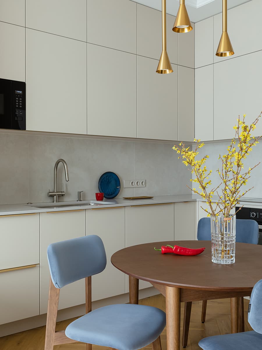 Диалог двух супругов в красочном интерьере квартиры — проект Полины Караванской