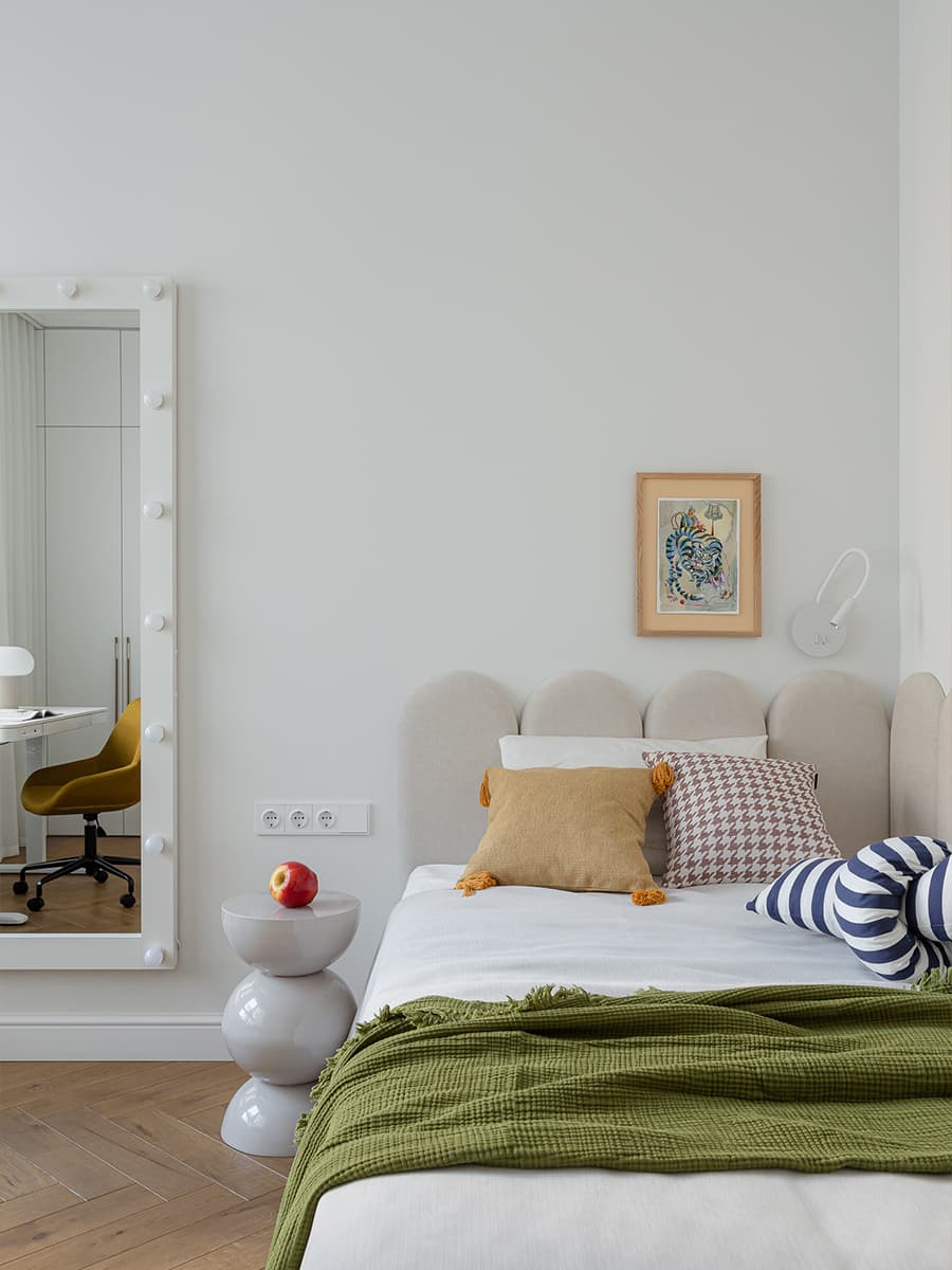 Диалог двух супругов в красочном интерьере квартиры — проект Полины Караванской