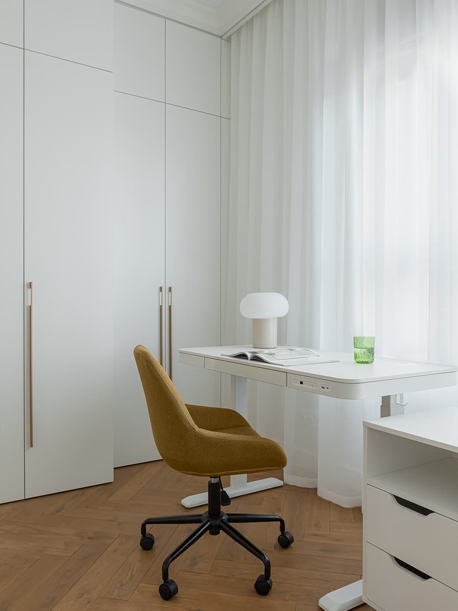 Диалог двух супругов в красочном интерьере квартиры — проект Полины Караванской