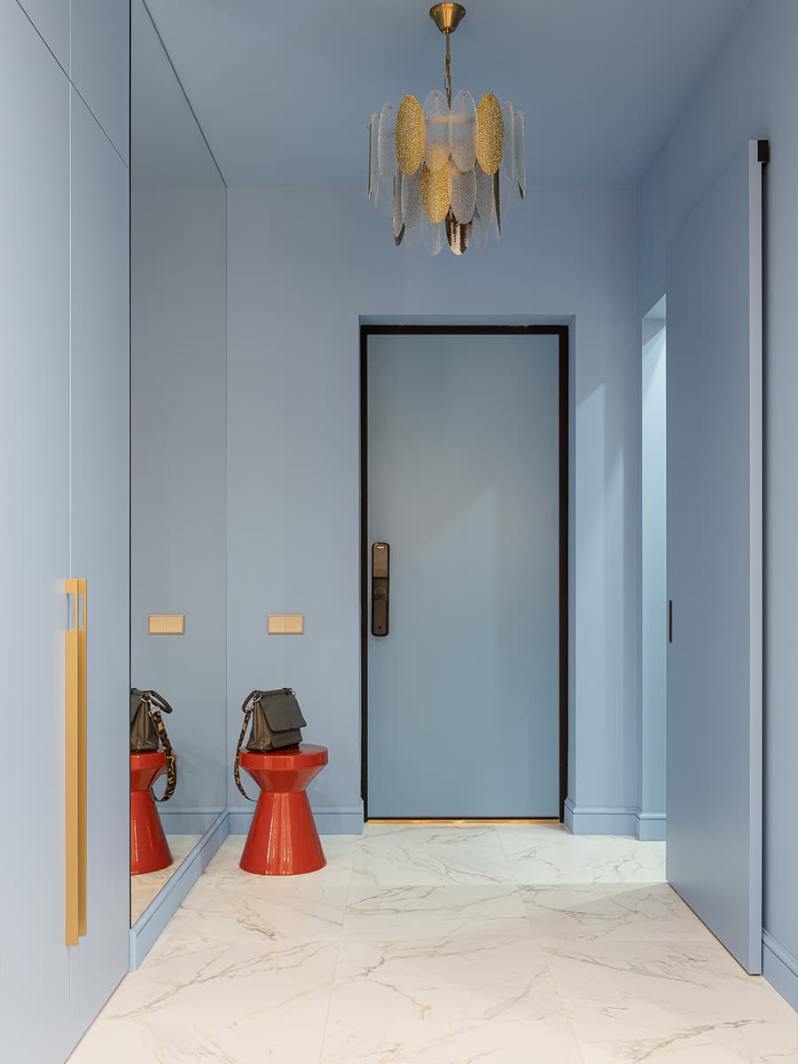 Диалог двух супругов в красочном интерьере квартиры — проект Полины Караванской