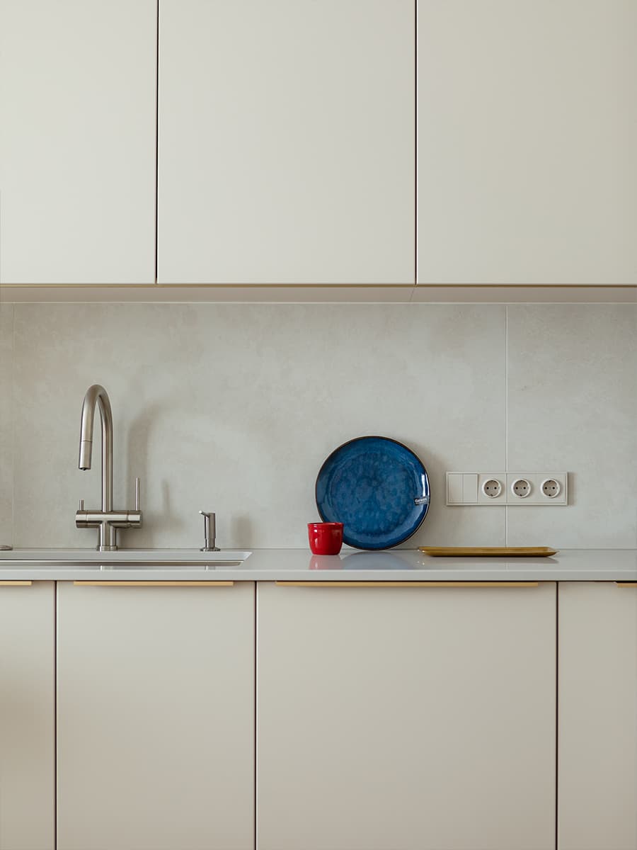 Диалог двух супругов в красочном интерьере квартиры — проект Полины Караванской