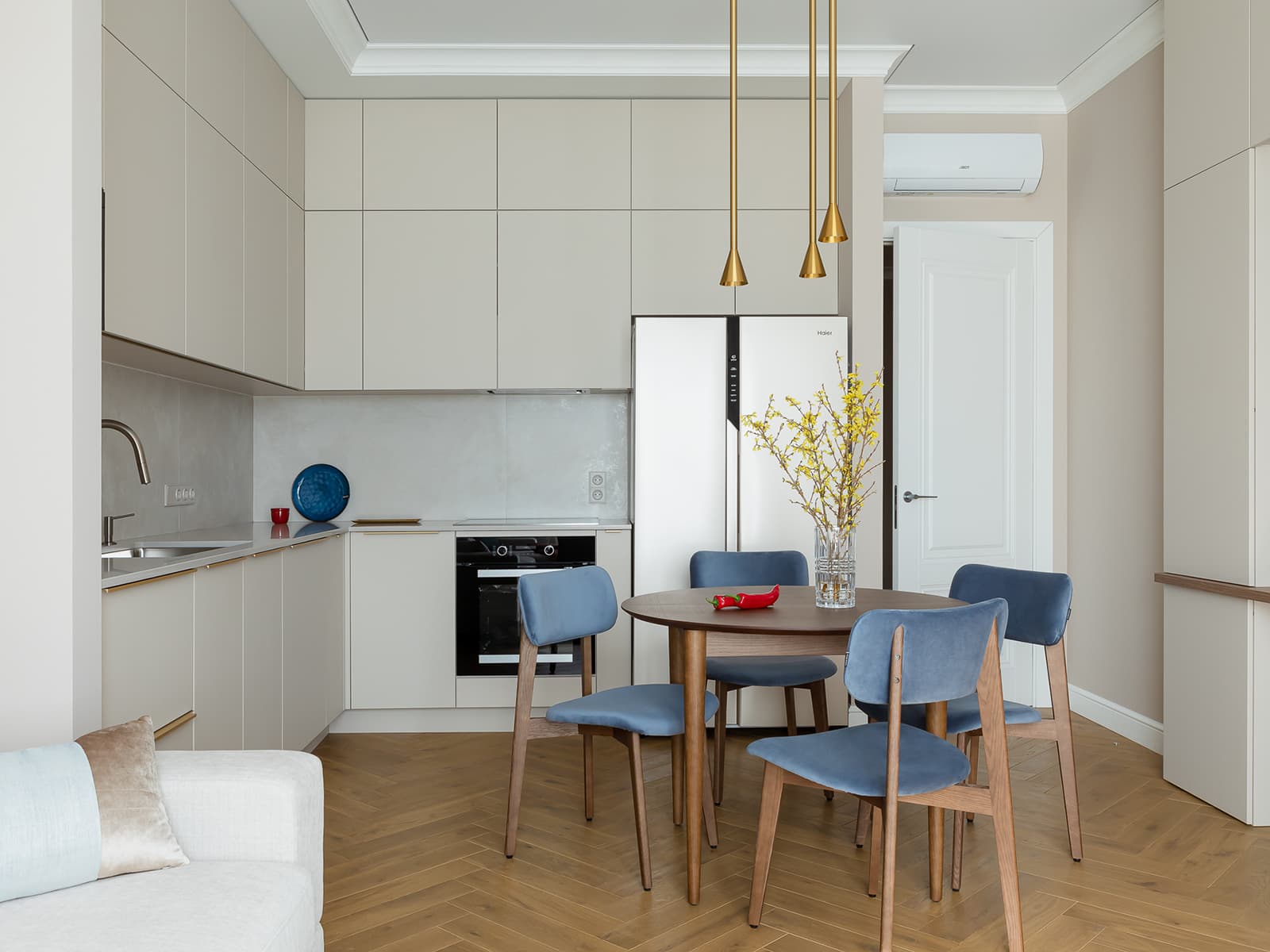 Диалог двух супругов в красочном интерьере квартиры — проект Полины Караванской