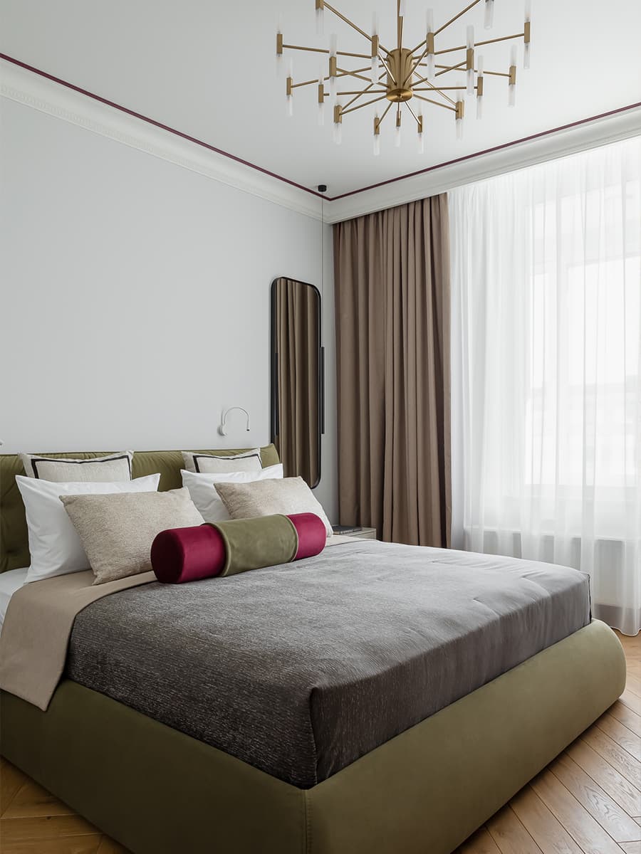 Диалог двух супругов в красочном интерьере квартиры — проект Полины Караванской